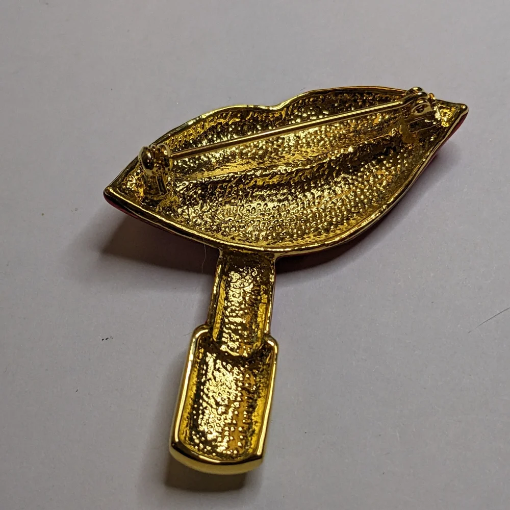 Vintage Polished Enamel And Gold Tone Lipstick‎ Lips Brooch
